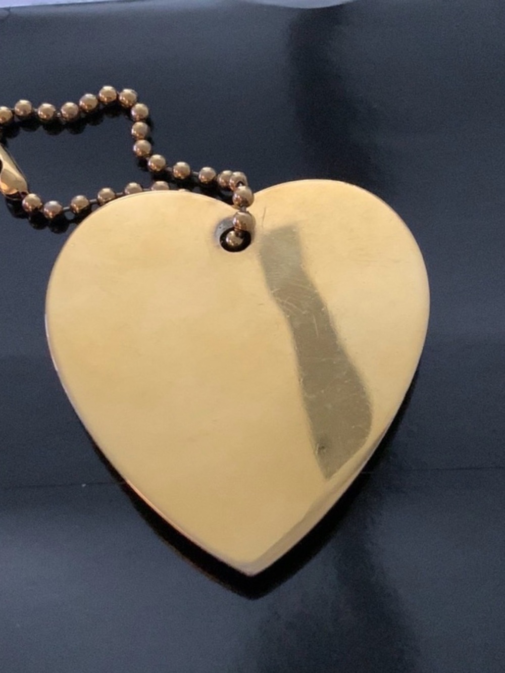 Vintage Gucci Gold Heart Pendant Keychain with Engraved Crest - Picture 4 of 7